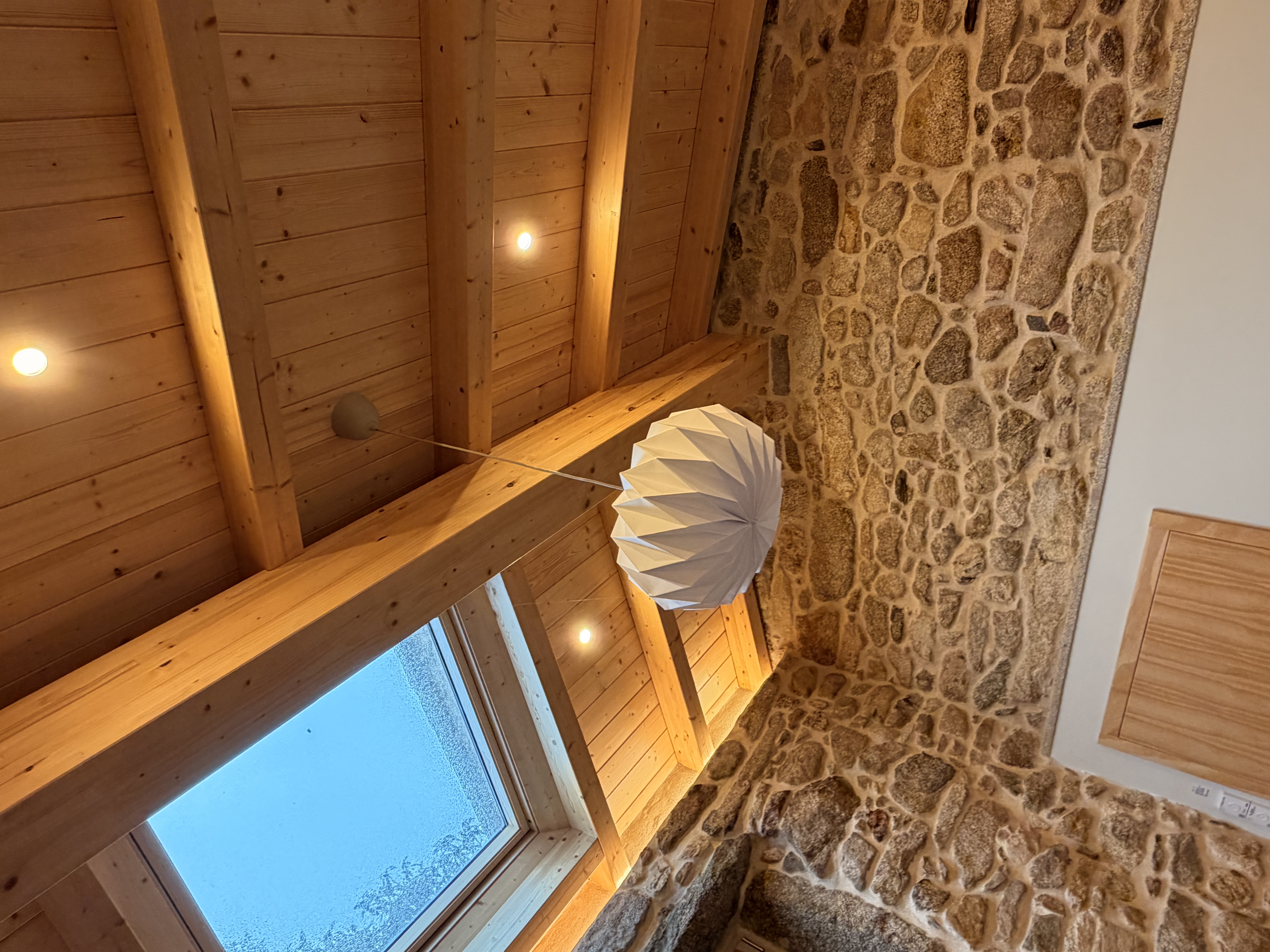 Detalle de madera y piedra en Portosín