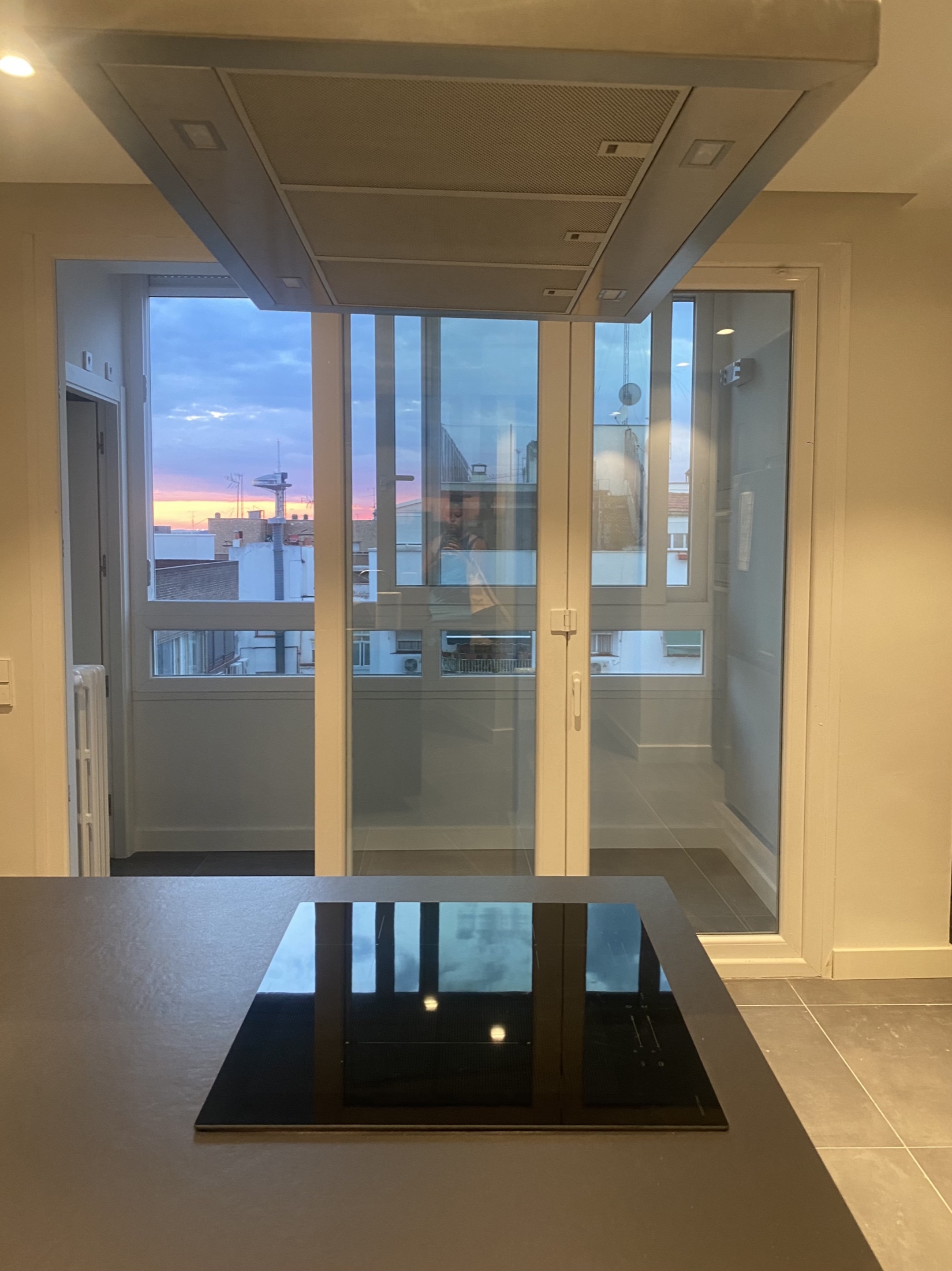 Cocina y cristalera al atardecer en Guzmán el Bueno