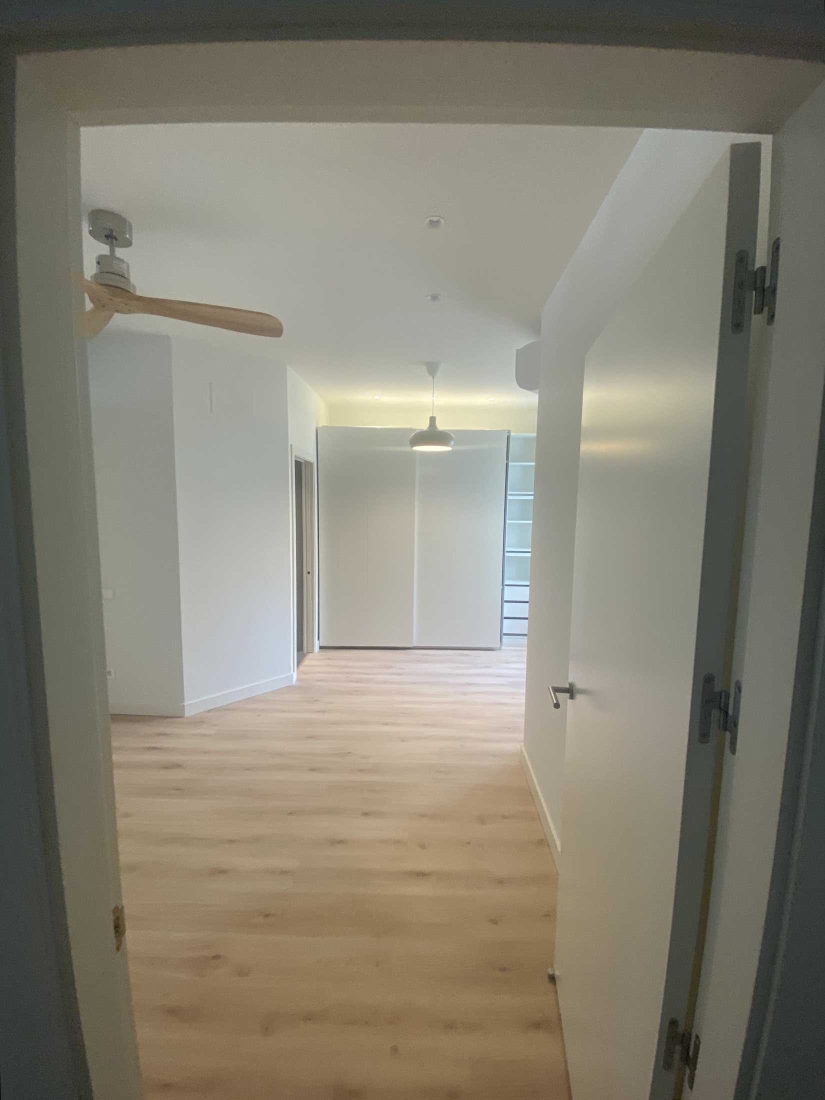 Vista interior hacia dormitorio en Guzmán el Bueno